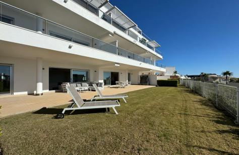 Elegant Ground-Floor Apartment with Private Garden – Avalon, Los Arqueros, Benahavís