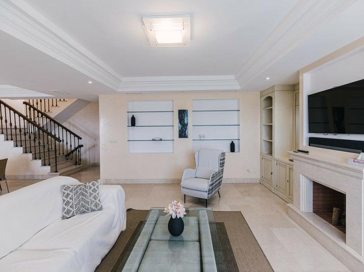 Beachfront Townhouse with Direct Access to the Sea – Bahía de Marbella