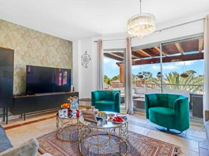 Spacious Penthouse with Golf Views and Large Terraces – Benatalaya, Benahavís