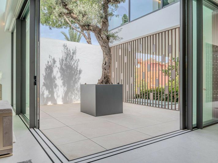 Luxury Villa with Rooftop Pool in Exclusive Vilas 6 – Puerto Banús, Marbella