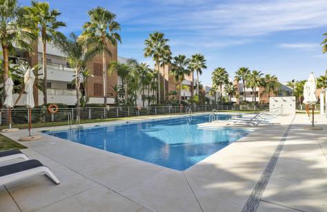 Elegant Ground-Floor Apartment with Private Garden – Avalon, Los Arqueros, Benahavís