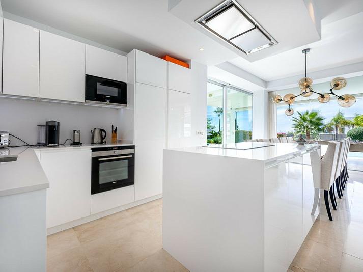 Luxury Villa with Heated Pool and Panoramic Views – Marbella