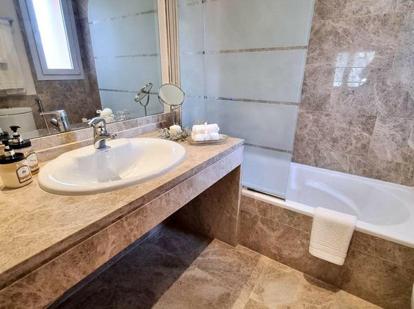 Elegant Semi-Detached Villa with Private Garden – Santa Clara Golf, Marbella East