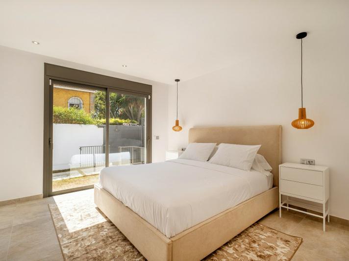 Luxury Villa with Pool, Jacuzzi and Cinema Room – Golden Mile, Marbella