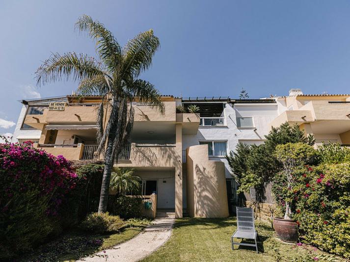 Beachfront Townhouse with Direct Access to the Sea – Bahía de Marbella