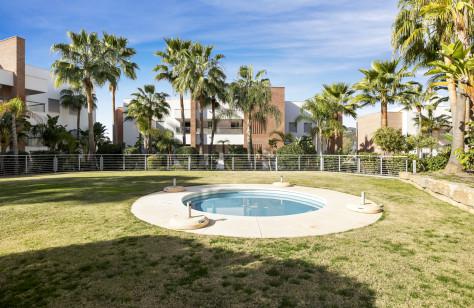 Elegant Ground-Floor Apartment with Private Garden – Avalon, Los Arqueros, Benahavís