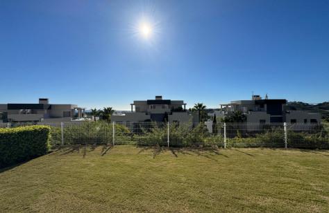 Elegant Ground-Floor Apartment with Private Garden – Avalon, Los Arqueros, Benahavís