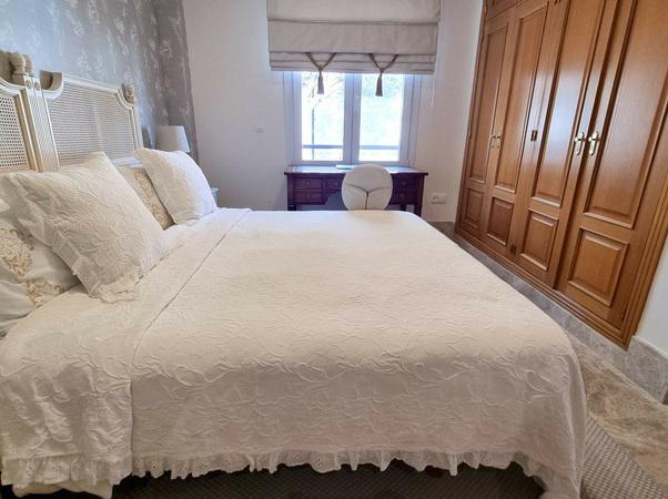 Elegant Semi-Detached Villa with Private Garden – Santa Clara Golf, Marbella East