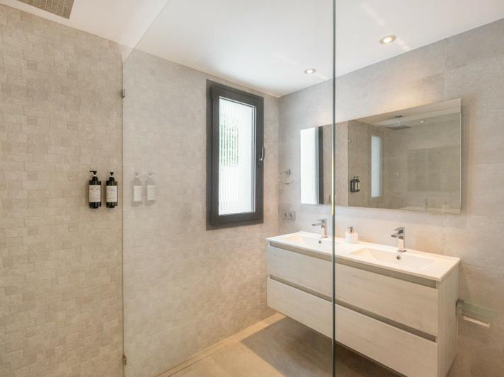 Luxury Villa with Pool, Jacuzzi and Cinema Room – Golden Mile, Marbella