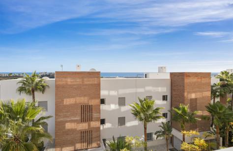 Elegant Ground-Floor Apartment with Private Garden – Avalon, Los Arqueros, Benahavís