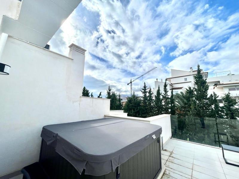 Modern Beachside Townhouse with Rooftop Jacuzzi – Playa de Guadalobón, Estepona