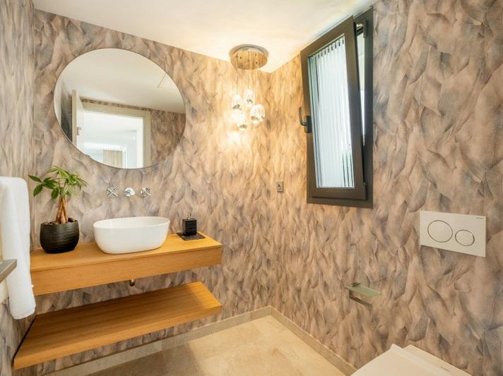 Luxury Villa with Pool, Jacuzzi and Cinema Room – Golden Mile, Marbella