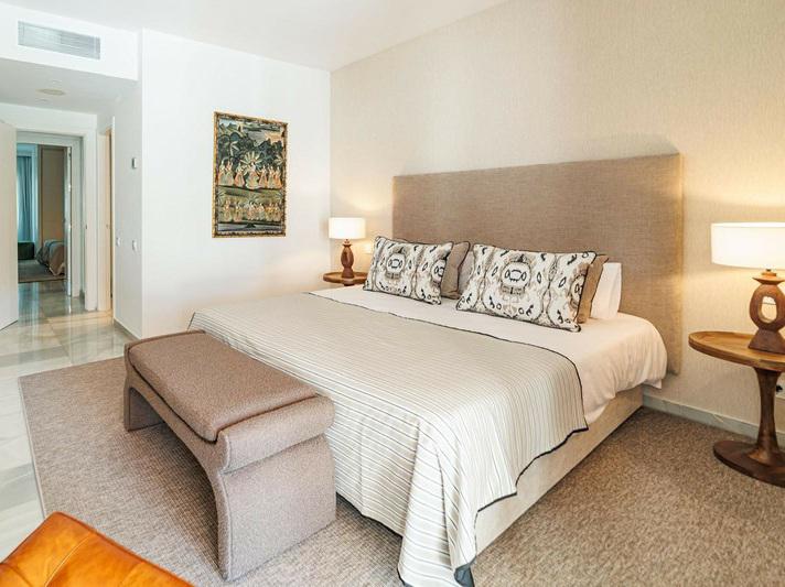 Renovated Apartment with Terrace – Puerto Banús