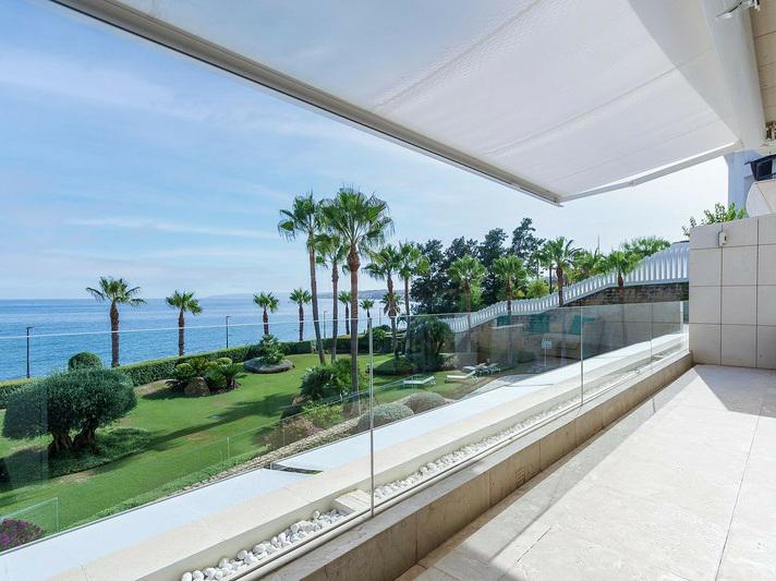 Luxury Beachfront Duplex with Private Terrace – Estepona