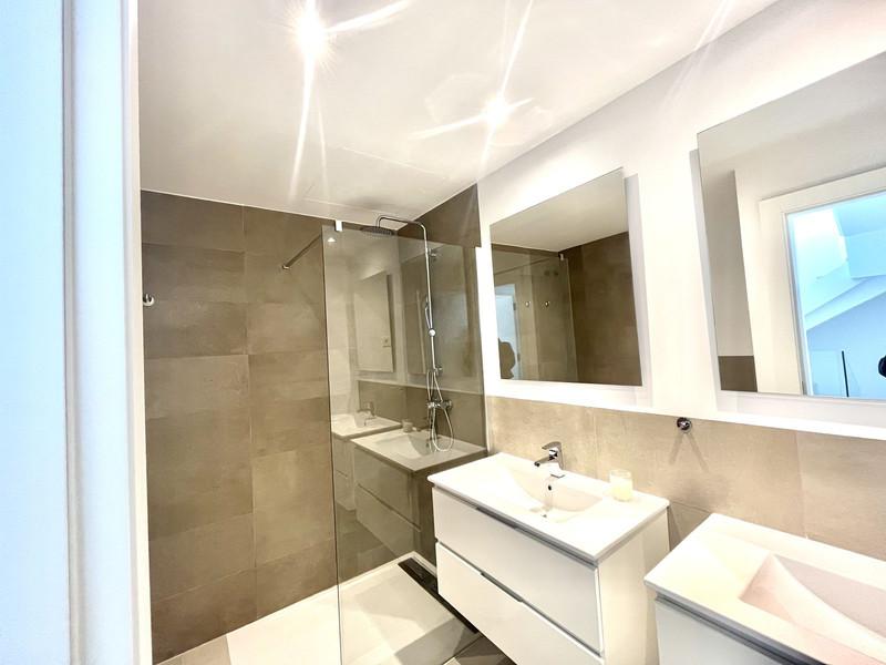 Modern Beachside Townhouse with Rooftop Jacuzzi – Playa de Guadalobón, Estepona