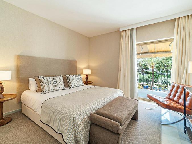 Renovated Apartment with Terrace – Puerto Banús