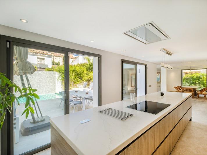 Luxury Villa with Pool, Jacuzzi and Cinema Room – Golden Mile, Marbella