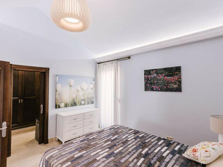 Beachfront Townhouse with Direct Access to the Sea – Bahía de Marbella