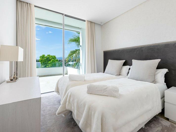 Luxury Villa with Heated Pool and Panoramic Views – Marbella