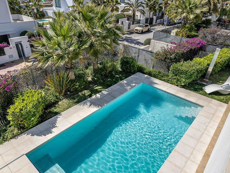 Elegant Villa with Heated Pool and Sea Views – Marbella