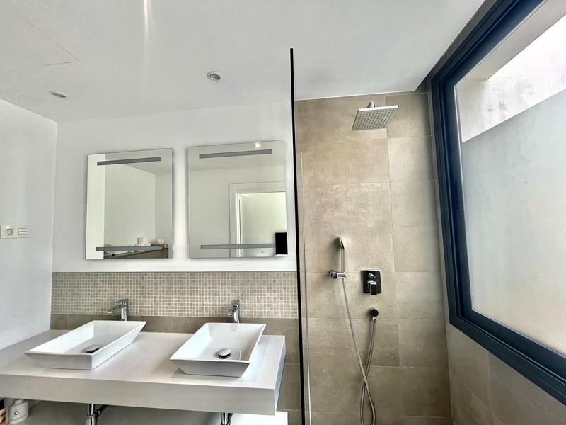 Modern Beachside Townhouse with Rooftop Jacuzzi – Playa de Guadalobón, Estepona