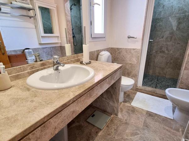 Elegant Semi-Detached Villa with Private Garden – Santa Clara Golf, Marbella East