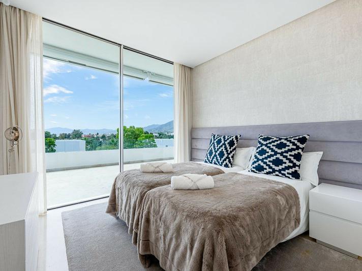 Luxury Villa with Heated Pool and Panoramic Views – Marbella