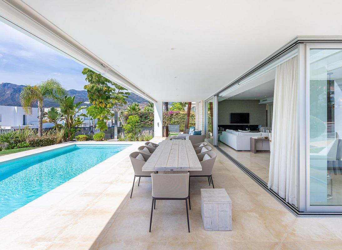 Luxury Villa with Heated Pool and Panoramic Views – Marbella