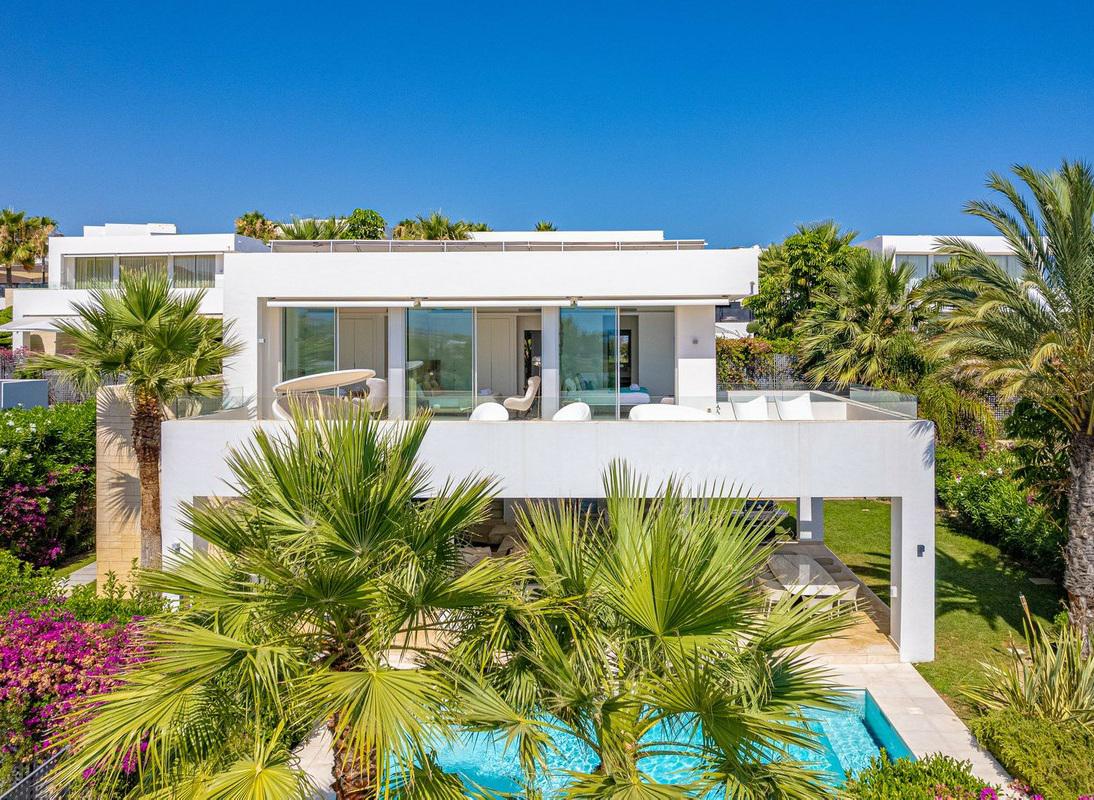 Elegant Villa with Heated Pool and Sea Views – Marbella