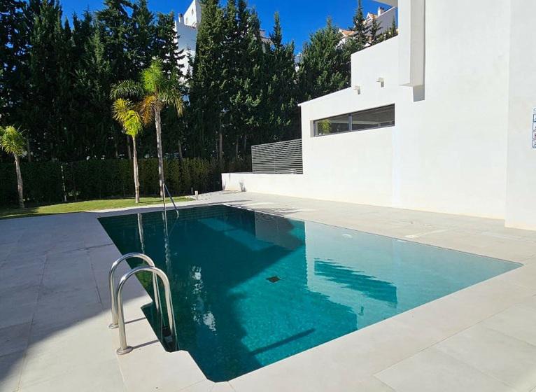 Modern Beachside Townhouse with Rooftop Jacuzzi – Playa de Guadalobón, Estepona
