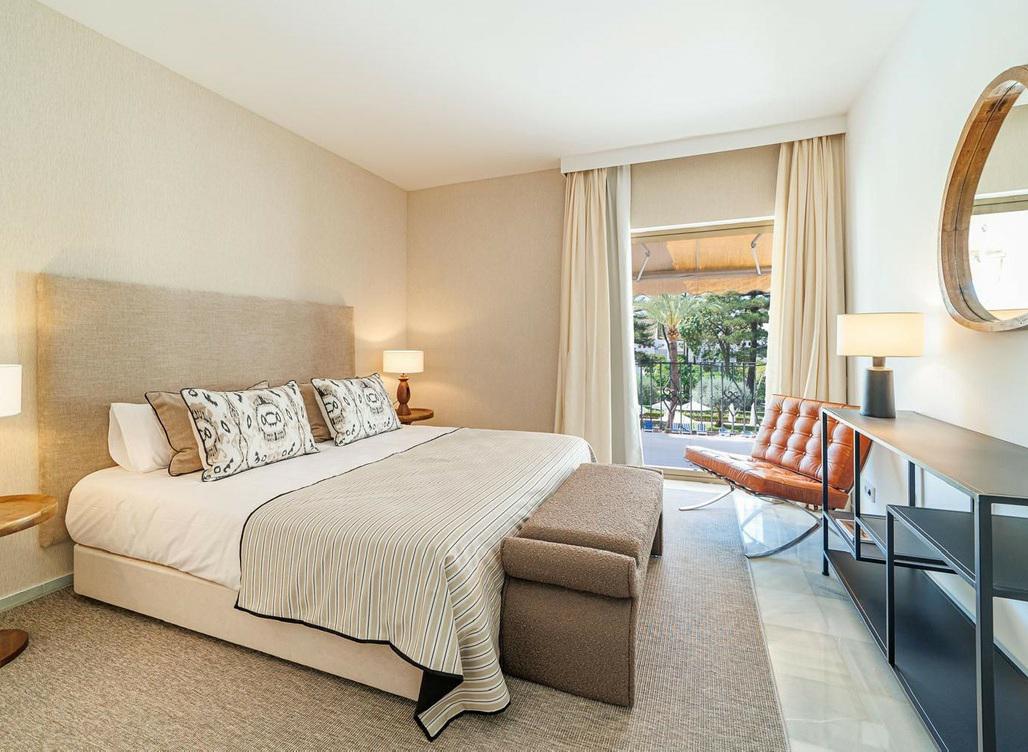 Renovated Apartment with Terrace – Puerto Banús