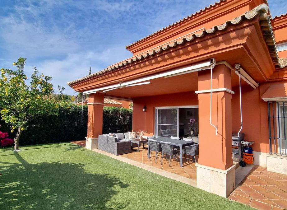 Elegant Semi-Detached Villa with Private Garden – Santa Clara Golf, Marbella East