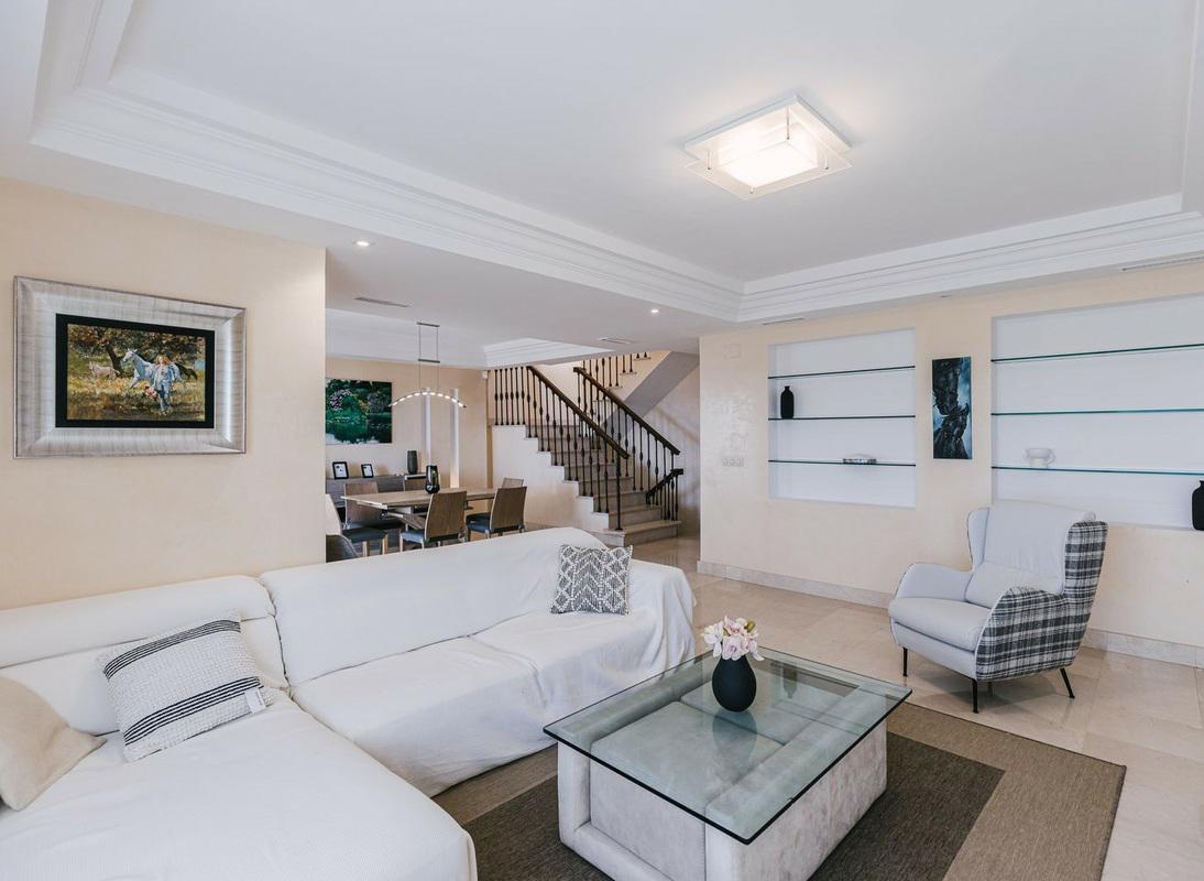 Beachfront Townhouse with Direct Access to the Sea – Bahía de Marbella