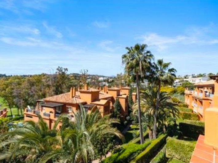 Spacious Penthouse with Golf Views and Large Terraces – Benatalaya, Benahavís