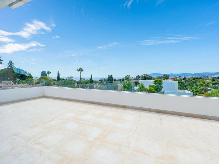 Luxury Villa with Heated Pool and Panoramic Views – Marbella