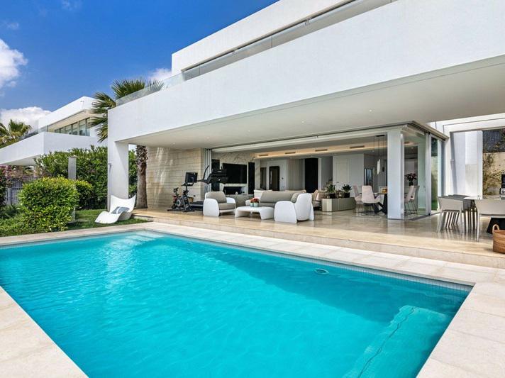 Elegant Villa with Heated Pool and Sea Views – Marbella