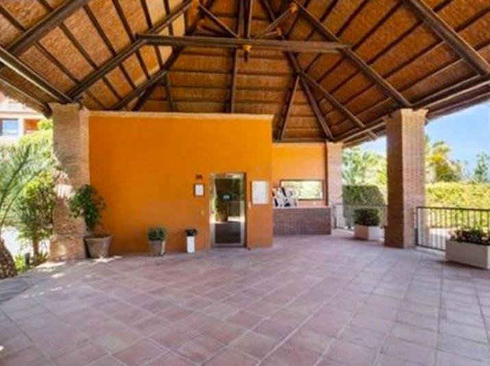 Spacious Penthouse with Golf Views and Large Terraces – Benatalaya, Benahavís