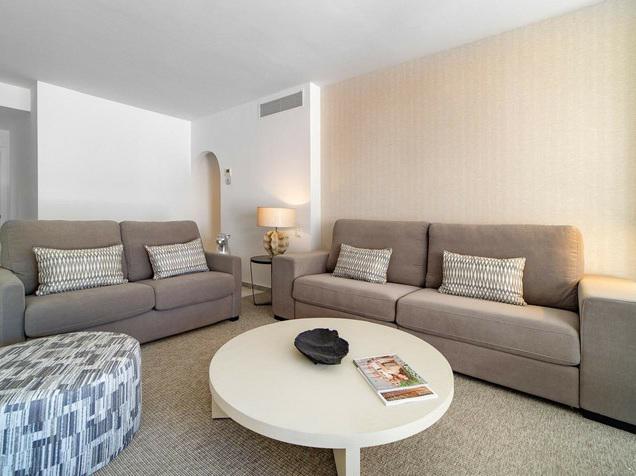 Renovated Apartment with Terrace – Puerto Banús