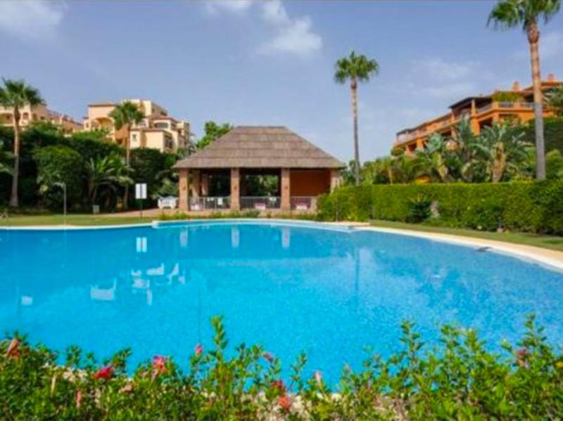 Spacious Penthouse with Golf Views and Large Terraces – Benatalaya, Benahavís