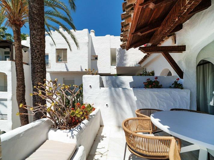 Renovated Apartment with Terrace – Puerto Banús