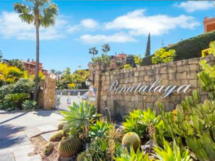 Spacious Penthouse with Golf Views and Large Terraces – Benatalaya, Benahavís