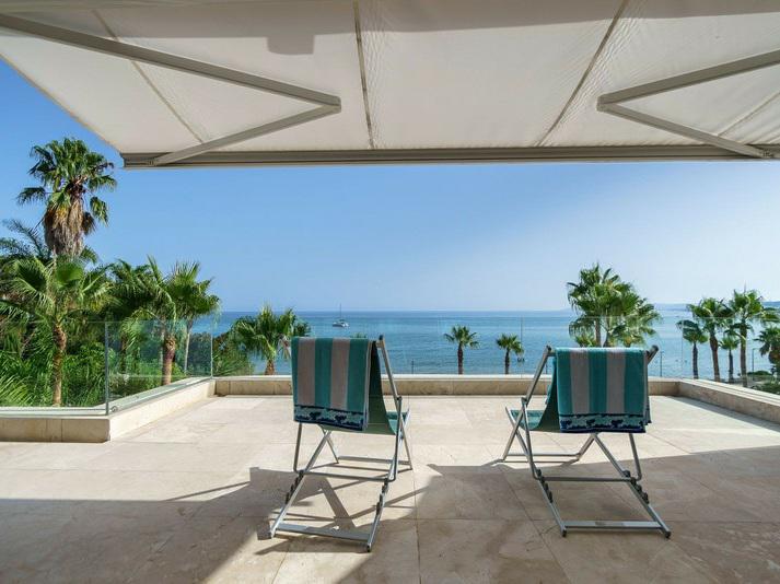 Luxury Beachfront Duplex with Private Terrace – Estepona
