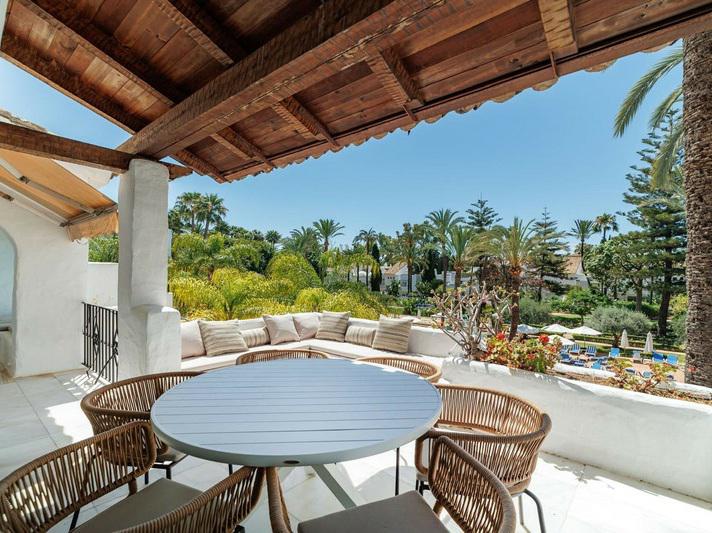 Renovated Apartment with Terrace – Puerto Banús