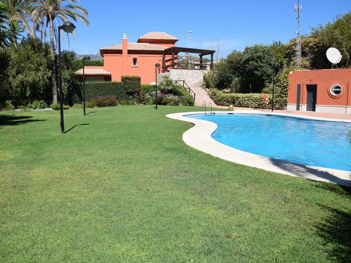 Elegant Semi-Detached Villa with Private Garden – Santa Clara Golf, Marbella East