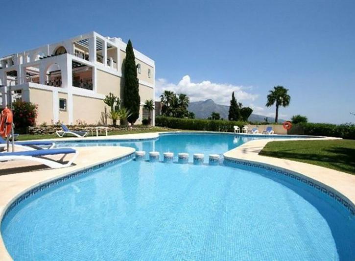 Stylish Apartment with Private Garden – La Quinta Golf, Benahavís