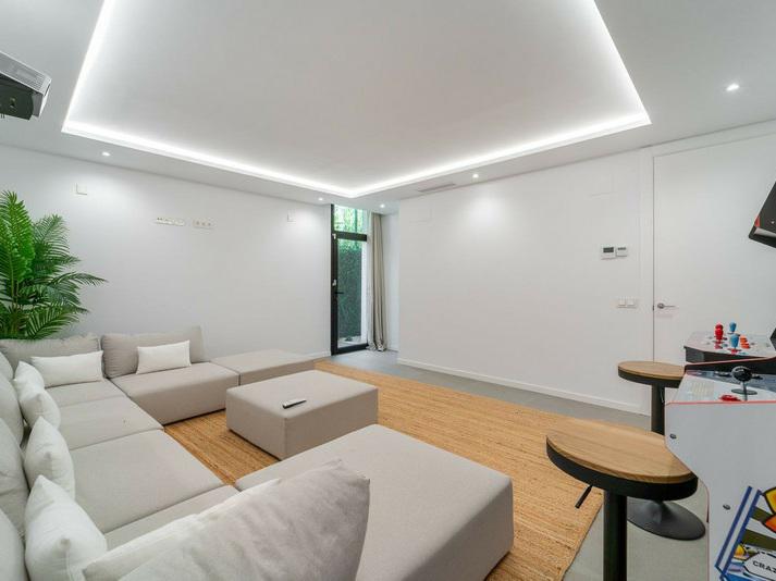 Villa Chic Contemporary Villa with Heated Pool – Atalaya, Estepona