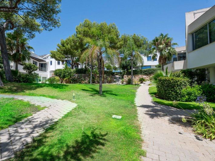 Modern Townhouse with Private Garden Long-Term Rental