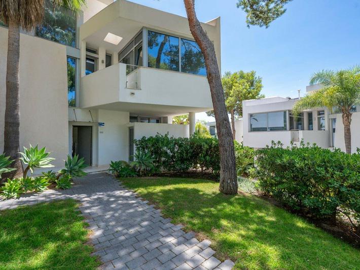 Modern Townhouse with Private Garden Long-Term Rental