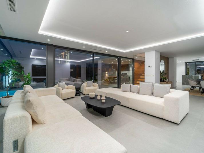 Villa Chic Contemporary Villa with Heated Pool – Atalaya, Estepona