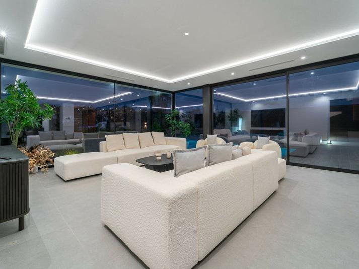 Villa Chic Contemporary Villa with Heated Pool – Atalaya, Estepona